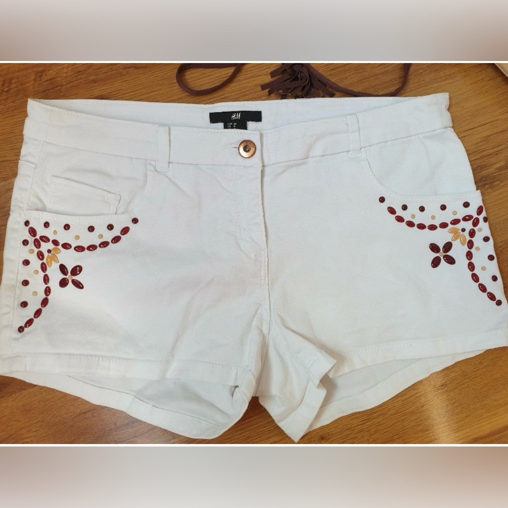 H&M White Denim Size 2 Shorts with Brown and Tan Embellishments